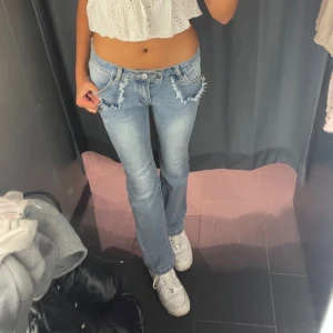 Bootcut  - Underbara bootcut jeans i stl 27, jag är 175 som referens och har spretat upp dom där nere så dem sitter i en bra längd 🤍 Från Shein !