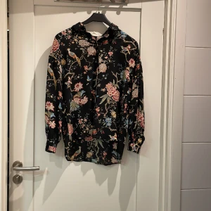 Jättefin skjorta från H&M  - Superfin skjorta med jättefint mönster som inte kommer till andvändning! Jätte bra sick! Står storlek S men skulle säga att den passar även M 