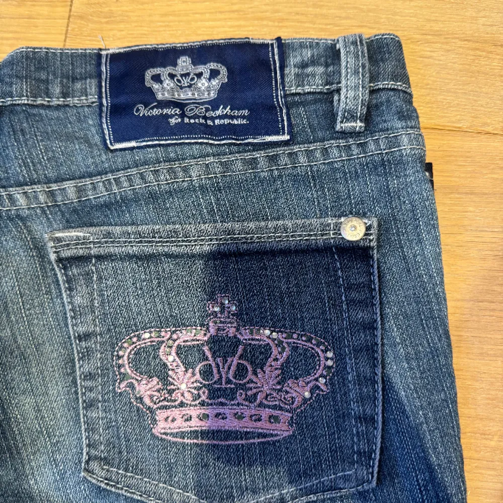 Superfina Victoria Beckham jeans med rosa fickor! Storlek 30 men skulle säga passar S. Lågmidjade med raka ben🩷. Jeans & Byxor.