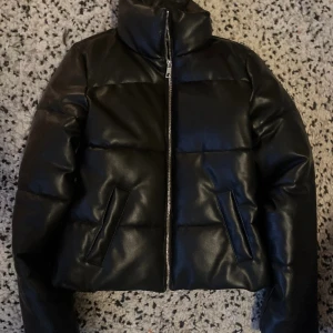 Dunjacka - Jackan är i fint skick och endast använd ett fåtal gånger 