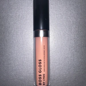 Läppglans lyko - Oanvänt läppglans från lyko i färgen birthday suit 