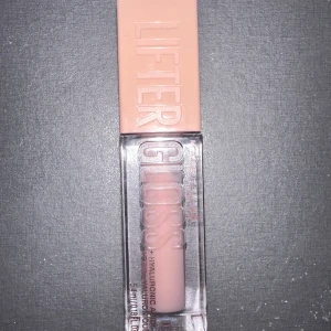 Maybeline läppglans - Säljer ett oanvändt läppglans från maybeline i färgen 002 ice. Säljes då det tyvärr inte kommer till användning. 