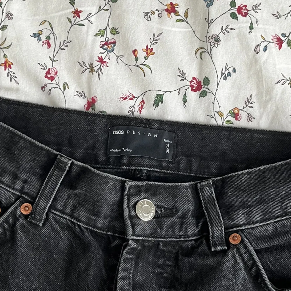 Lågmidjade Jeans med slits från Asos Petite kollektion. Nyskick!! Säljer då de blivit förstora😕 Midjan är 65 cm runt om och innerbenslängden är ca 70 cm. Hör av er vid frågor etc ❤️. Jeans & Byxor.