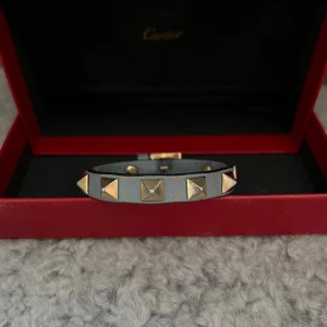 Valentino armband - Säljer mitt blåa med guldiga nitar valentino armband, använt skicka men ändå fräscht❤️