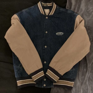 Varsity jacket  från Jack & Jones  - Storlek S, passar mig som är 165cm men kan passa om man är lite längre också. Användes en del men är fortfarande i bra skick. Skriv gärna innan köp eller om frågor behöver besvaras. 