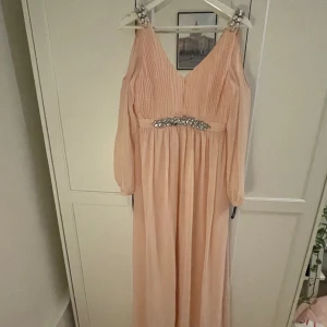 Långklänning  - Fin långklänning som passar t.ex till bal. Passar någon omkring 170 cm. Fattas tyvärr en liten ”kristall” vid midjan. Annars i fint skick, använd vid 2 tillfällen.