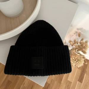 Acne mössa - Säljer min svarta acne mössa. Köptes i acne butik förra vintern för 1600kr. Säljer för 800kr.