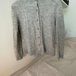 Stickad kofta - Säljer denna jättefina stickade kofta från COS, superbra skick och andvänd ett fåtal gånger💕kontakta för fler bilder