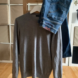 Dondup George + Merino tröja - Nypris (tillsammans) 3499:- Mitt pris (tillsammans) 1323 Säljer båda tillsammans. Ingen av de har fläckar eller hål någonstans. Tröjan är 100% merino ull. De är använda men är i mycket bra skick.  Dondup jeans strl 30 Merinoull tröja strl M