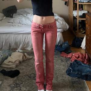 Lågmidjade utsvängda jeans från Ralph Lauren, typ rosa/ röda urtvättade och grå där nere🩷Midjemått 39 cm och innerbenslängd 82cm🖤hål på baksidan av ena benet
