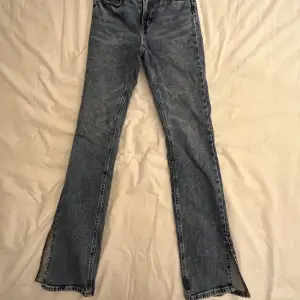 utsvängda jeans med ”split” längst ner, 10/10 skick 🤍säljer för att jag inte använder dem längre
