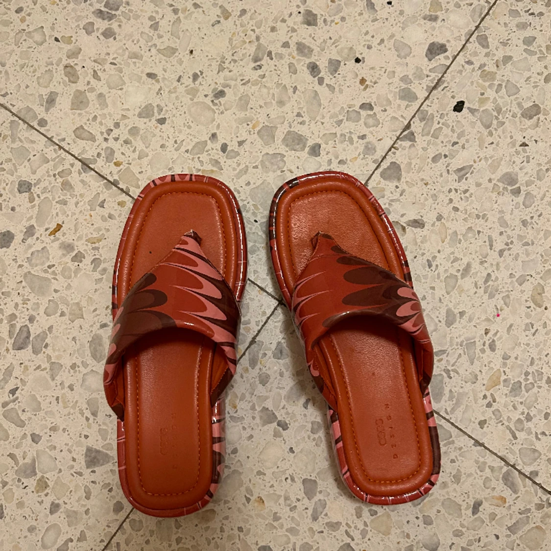 Otroliga tofflor  - 90