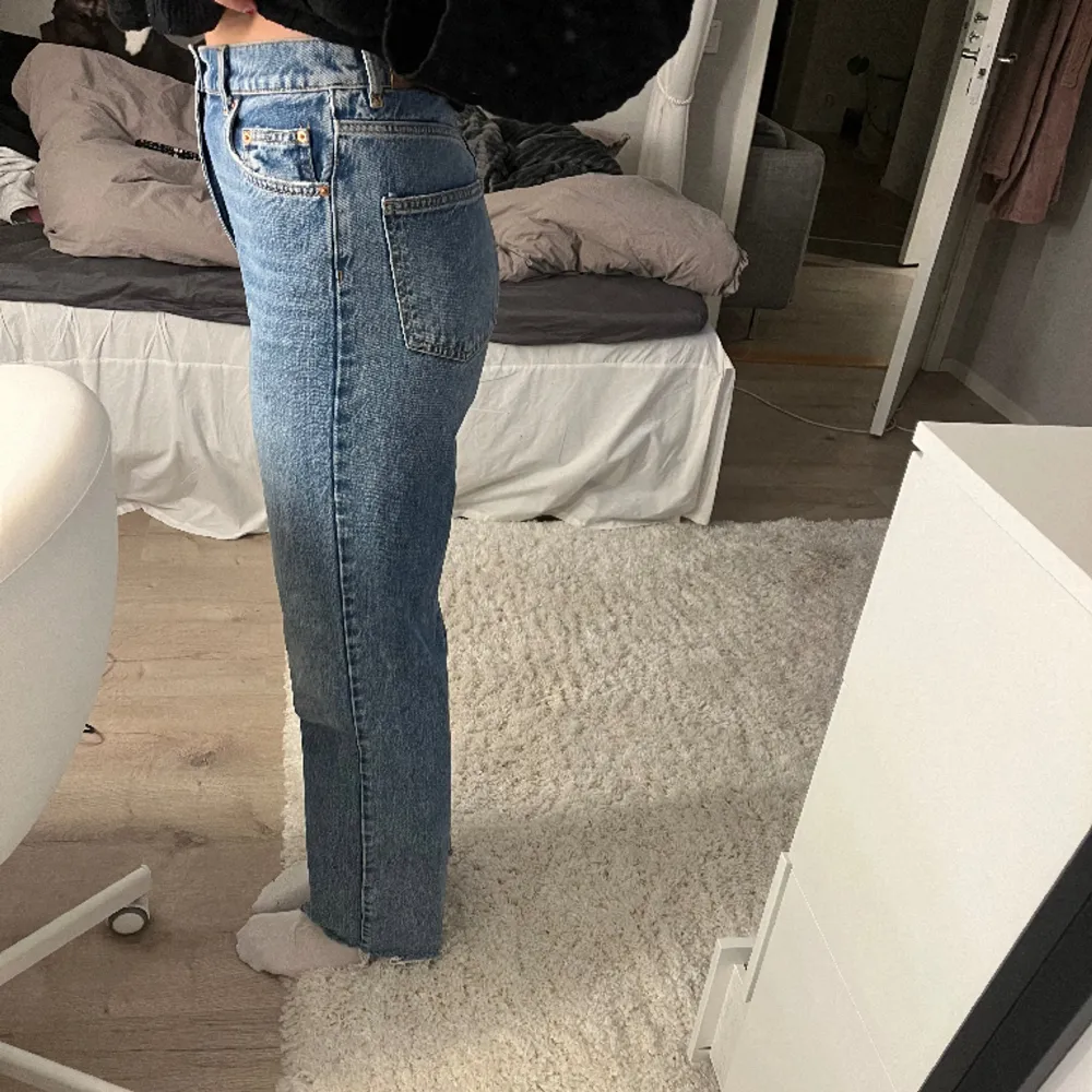 Säljer mina blå högmidjade Jeans i strl 38 från Gina Tricot. Passar mig i längden som är ca 180 cm Köpts för ca 2 årsen, knappt använda Köpta för 500 kr Köparen står för frakten eller så hämtas de i Göteborg.  Pris kan diskuteras    (PM vid frågor)  💞💞💞. Jeans & Byxor.