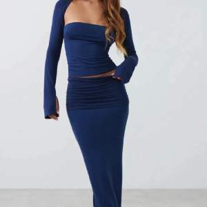 Säljer detta marinblå soft touch set från gina tricot. Använd 1 gång och slutsåld på deras hemsida. Toppen är i M oxh kjolen i S. Är 166-167 cm och kjolen är väldigt lång (passar 170cm+)🤍