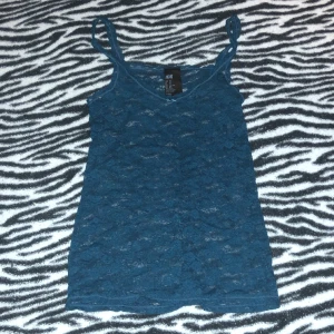 Spets linne - Superfint spetslinne mörkblått/turkos väldigt stretchigt men sitter tajt och snyggt i passformen! Skulle passa xs-s! Aldrig använt och som nytt!