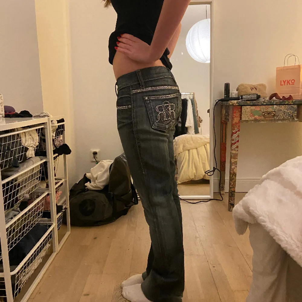 Säljer världens coolaste Low waist jeans med paljett ditaljer från rock and republic av Victoria Beckham , (de är långa i benen men har bara vikt upp de i bilden ) älskar dessa ssåååå mycket 🪩❤️‍🔥❤️‍🔥. Jeans & Byxor.