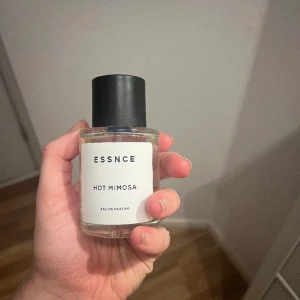 Essnce hot mimosa  - Parfym bara testad men den va inte något för mig en dupe på Linn ahlborgs parfym kan sälja billigare vid snabb affär 