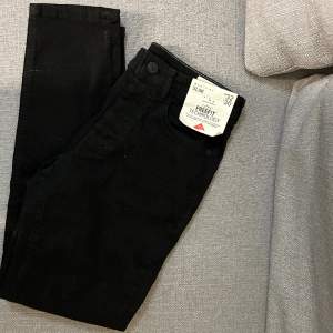 Dessa svarta jeansen köpa på Mallorca, storlek 32/30 i modellen slim. Herr jeans. 