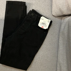 Jeans  - Dessa svarta jeansen köpa på Mallorca, storlek 32/30 i modellen slim. Herr jeans. 