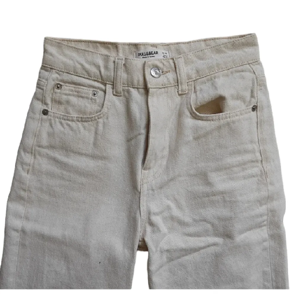 Jättefina vita bootcut jeans i nyskick!! Säljer för att dem tyvärr blivit små 😔. Jeans & Byxor.