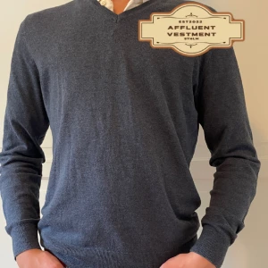 Tröja Massimo Dutti I Kashmir - Hej, säljer denna riktigt mysiga blå Massimo Dutti tröja. Den är tillverkad i bomullssilke och kashmir. Tröjan är v-ringad med lappar på armbågarna. Storleken är M men passar också S. Riktigt snygg, hör av dig vid frågor eller funderingar. //Gustav