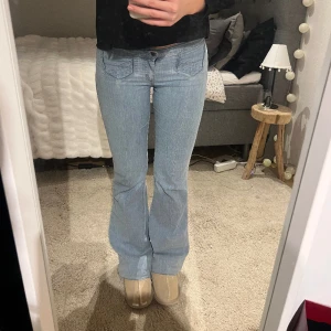 Bootcut jeans - SÅ coola jeans med små fickor fram och inga fickor bak, jag är 170cm lång och dessa är ngn cm för långa!!! Bör vanligtvis 38 men dem passar ren 36 också!❤️ w29 L34