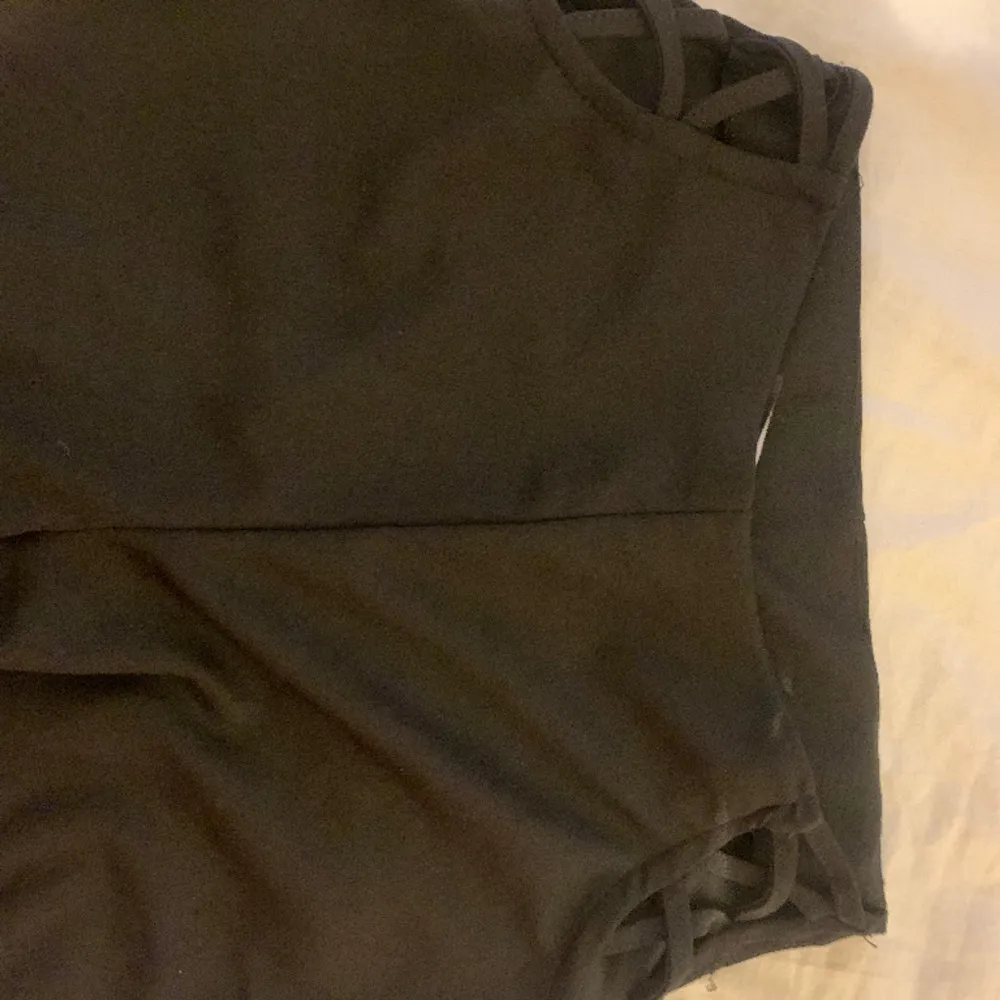 Svarta byxor med lite öppning  på sidan av midjan och utsvängda längst ner från NewYorker. Jeans & Byxor.