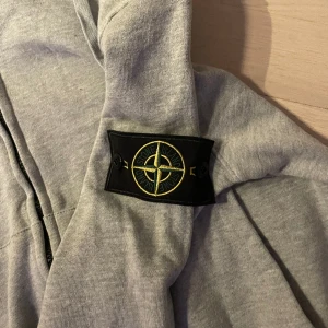 Stone island grå - Säljer för att den är för liten  Kvitto finns ej köpte den men aldrig använt!