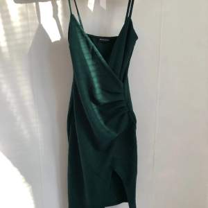 Grön klänning från prettylittlething. Klänningen är i strl 8. Använd en gång.   Obs. Har sytt in nedre delen av klänning så att den inte åker upp!