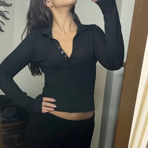 Ribbad långärmad - Ribbad långärmad tröja med knappar🖤fint skick