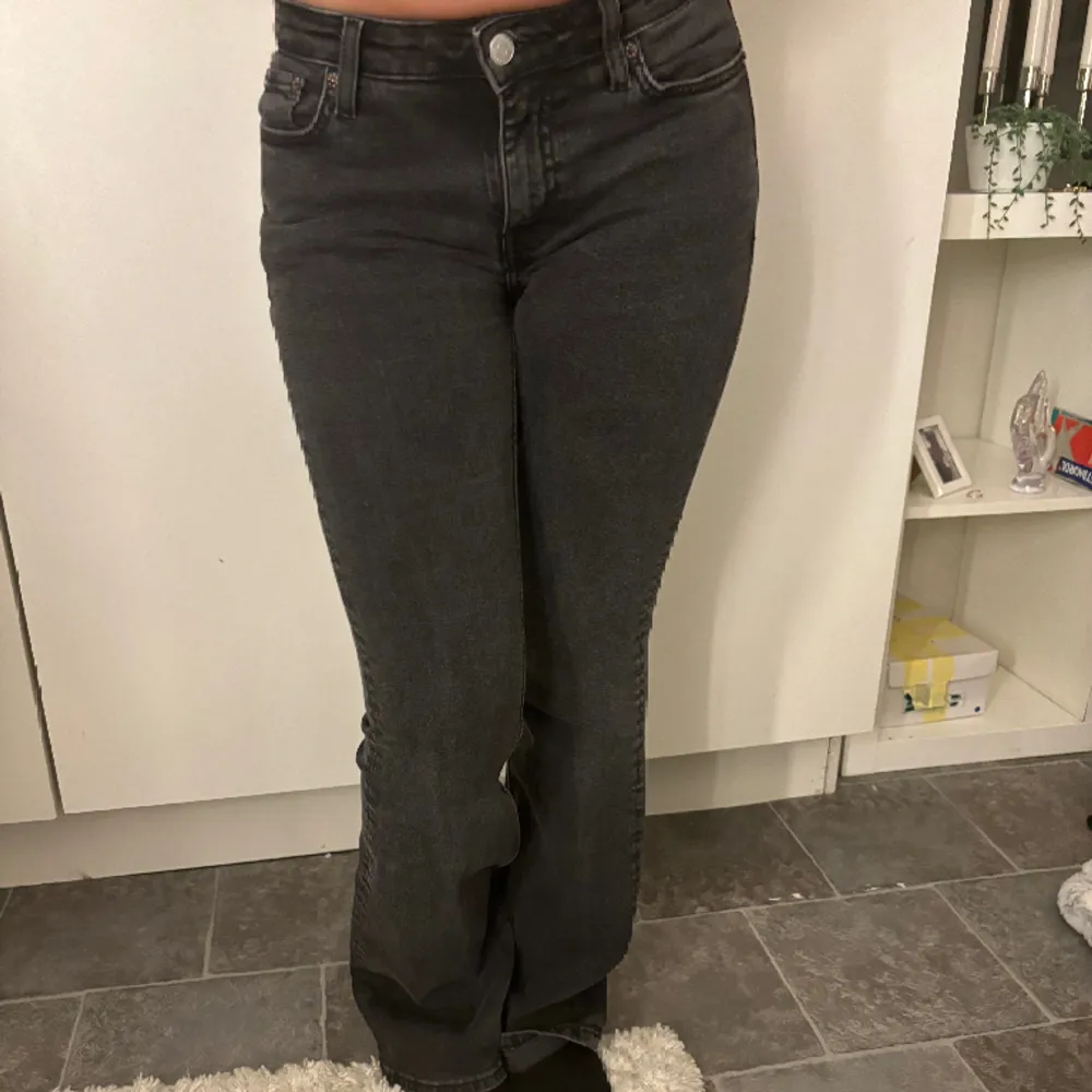 Jätte fina grå svarta lågmidjade  jeans ifrån weekday💗 Dom har inga skador, har dock använt dom men dom har varit väll omhändertagna. Nypris 590kr💗 Storlek 25💗. Jeans & Byxor.