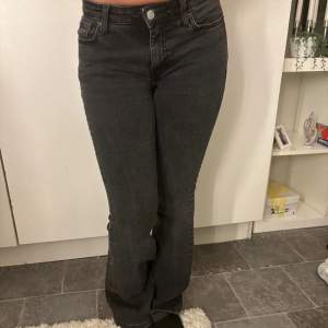 Jätte fina grå svarta lågmidjade  jeans ifrån weekday💗 Dom har inga skador, har dock använt dom men dom har varit väll omhändertagna. Nypris 590kr💗 Storlek 25💗