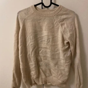 Stickad tröja - Säljer en vit/beige stickad tröja. Väldigt mjuk och skön 