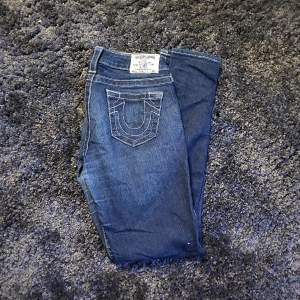 Super fina true religion jeans nästan helt oanvända och är i storlek W26 och passar på en som är 164cm lång bra