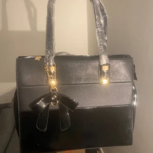 Väska ifrån italien - Svart väska ifrån Italien. Väldigt fin och helt ny!! 