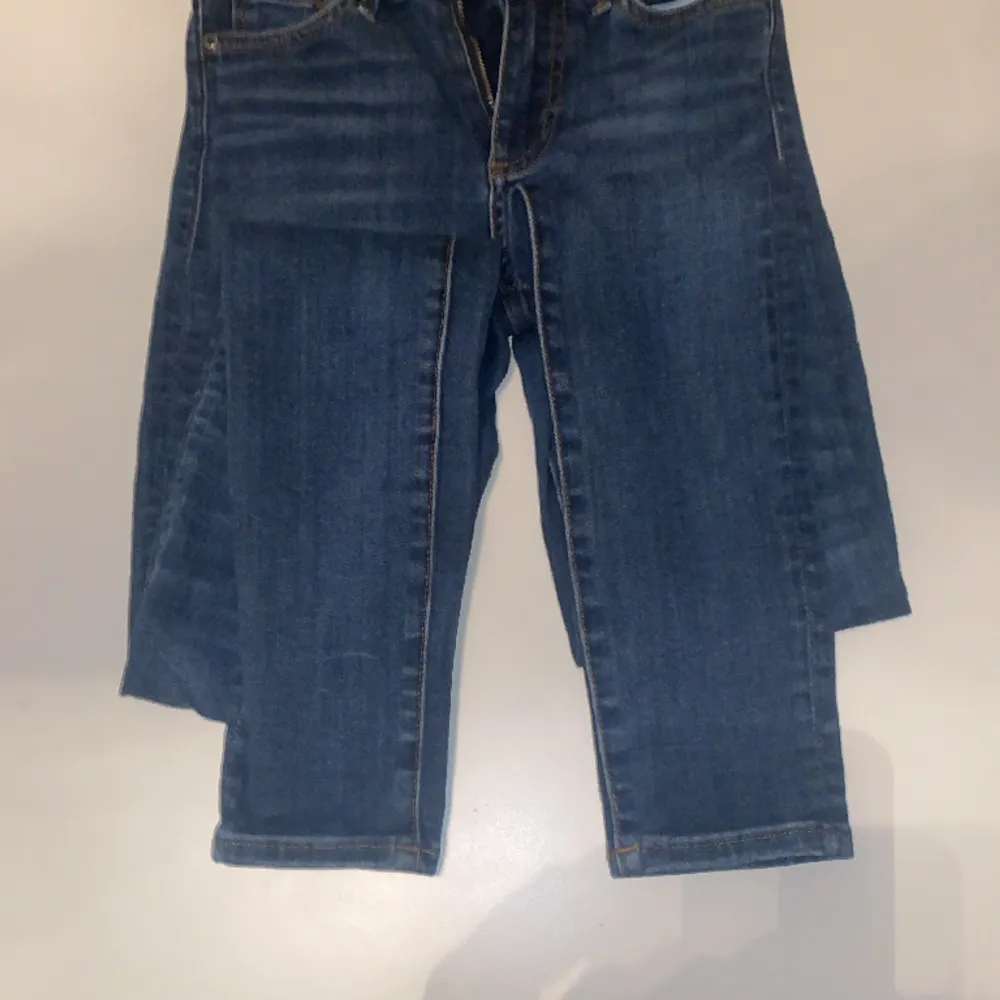 Blå jeans använder inte längre de är som nya. Storlek 24/32. Jeans & Byxor.