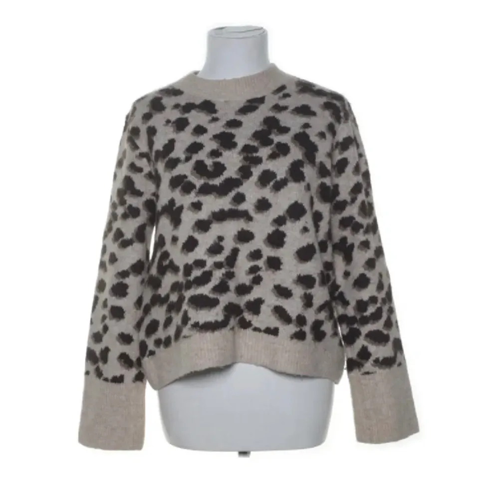 Säljer denna skit snygga leopard tröjan då den inte kommer till användning, köpt på plick för 200 för nån månad sen och knappt använd av förra ägaren eller mig❤️. Tröjor & Koftor.