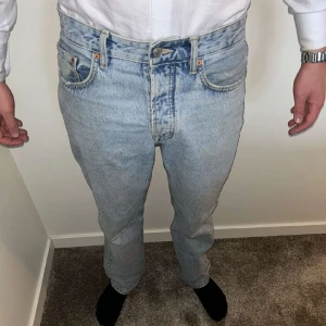 Zara jeans standard - Superfina (zara)jeans. Storlek eur 40. Jag är 185 och de passar bra. Sparsamt använda och 10/10 skick. Tveka inte att kontakta vid frågor eller behov av fler bilder.