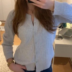 Finstickad kofta🤍 - Jättesöt grå finstickad kofta💕 Säljs för att den inte används längre, kontakta mig för fler bilder, frågor och intresse!