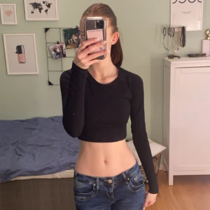 Svart Träningströja - Säljer dessa pga att den inte används, original pris: 199, säljer för 50 inkl frakt 📦 Storlek: XS/S! Kom priv för frågor 🪽