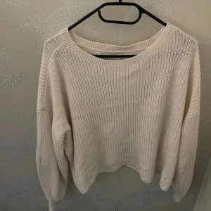 Vit stickad tröja  - Vi tröja som är lite stor i storleken 