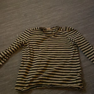 Randig tröja - En randig snygg tröja som jag säljer då jag tycärr inte använder den☺️ kommer från Zara och är köpt begagnad🫶 står att det är 13-14 år men skulle säga att man kan ha den om man är yngre också, pris kan diskuteras🫶 Hör gärna av er om ni undrar något!☺️
