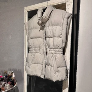 Tjock väst.  - Oanvänd väst enbart testad  Köptes på Vinted för ett tag sedan. Men vill ej ha den längre.  Ifrån ginatricot