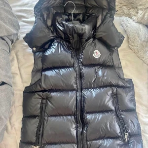 Moncler bormest väst - Hej säljer nu min moncler väst som är använd väldigt få gånger  Den är i storlek 2 (M) 