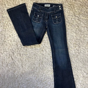 Lågmidjade Bootcut jeans  - Så snygga unika lågmidjade Bootcut jeans. Fint skick utan defekter. Innerbenslängd: 76 midjemått: 34+ stretch. Vill du köpa trycker du på köp nu, jag postar inom 24h