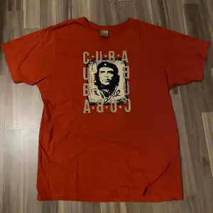 “Cuba” Tshirt i S, lite oversize