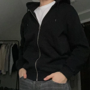 Weekday zip hoodie - Riktigt stilren weekday zip i bra skick skriv om ni undrar något.
