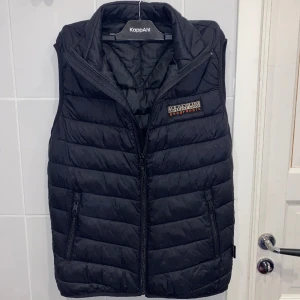 Napapirji Väst - Svart Napapirji väst i använt men fint skick. Köpt för 1200. Storlek S.