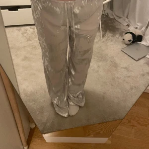 Satinbyxor  - jättefina och coola, slutsålda🙏lite genomskinliga och glittriga. Tyvärr för långa för mig, är 163💌💌