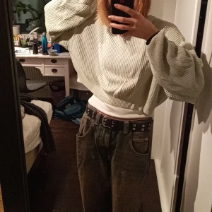 stickad tröja - Grön croppad stickad tröja. Välanvänd men ändå i bra skick. Inga defekter.  Kontakta för fler bilder eller frågor